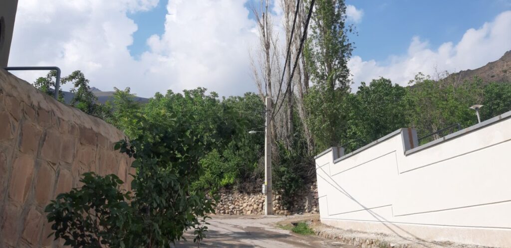 باغچه وخونه قدیمی در ایئنورزان دماوند