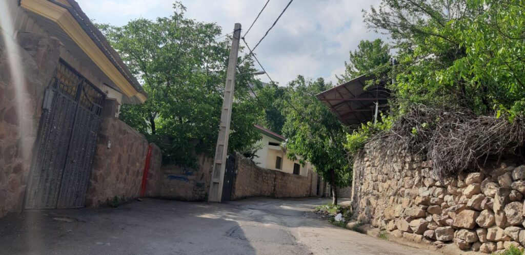باغچه وخونه قدیمی در ایئنورزان دماوند